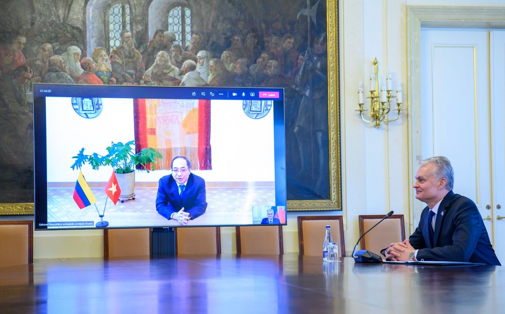 Vietnamese Ambassador presents credentials to Lithuanian President via Internet